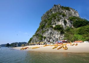 Read more about the article 10 must-do activities in Halong Bay